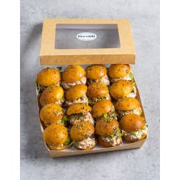 Box de 16 unidades de mini focaccias de ensalada de atún con tomate cherry y rúcula