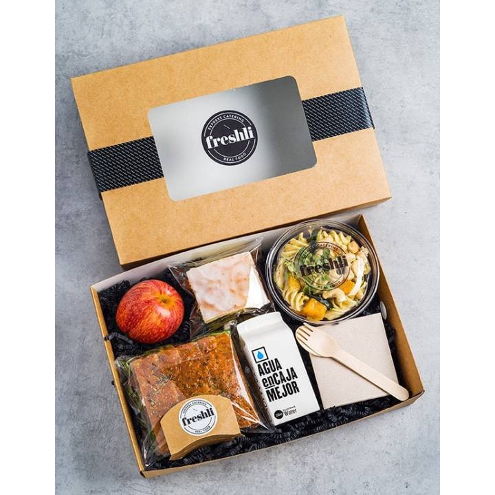 Focaccia lunh box: Focaccia de Pastrami con Mayones de mostaza, Ensalada de caviar de berenjena con fusilli, anacardo y cala...