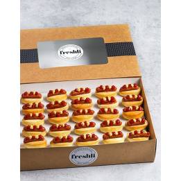 Box de 25 unidades de mini hot dogs con kétchup y mostaza.