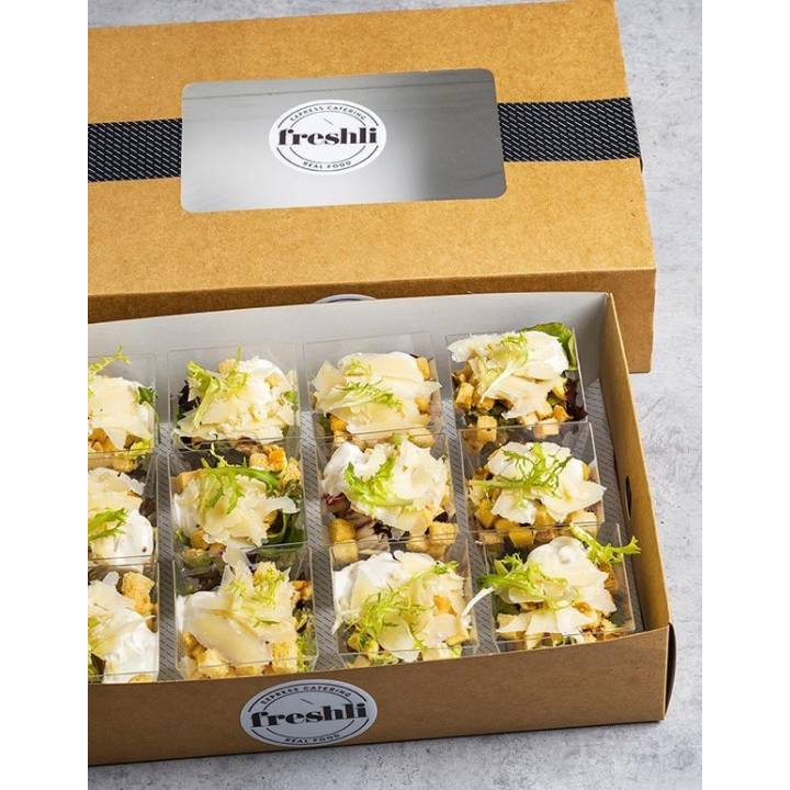 12 mini ensaladas César compuestas de lechuga con pollo marinado, escamas de parmesano y salsa César