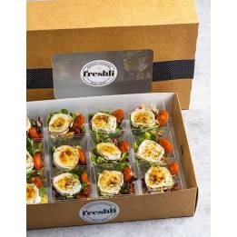 12 mini ensaladas de queso de cabra compuestas de brotes tiernos, tomate seco y vinagreta de mostaza y miel