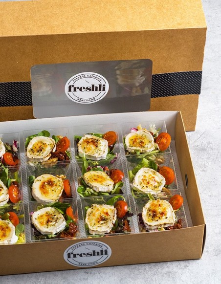 12 mini ensaladas de queso de cabra compuestas de brotes tiernos, tomate seco y vinagreta de mostaza y miel