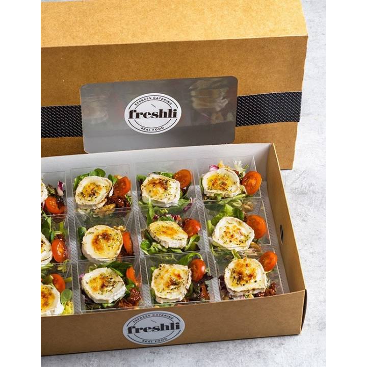 12 mini ensaladas de queso de cabra compuestas de brotes tiernos, tomate seco y vinagreta de mostaza y miel
