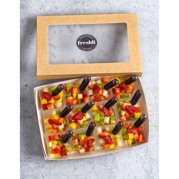 Vasitos de fruta con pipeta de chocolate | Freshli Catering a domicilio