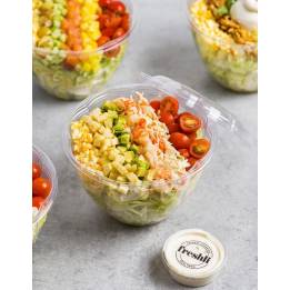 Ensalada estilo “chopped” compuesta de coleslaw, lechuga, gamba, huevo, aguacate, manzana, tomate cherry y vinagreta