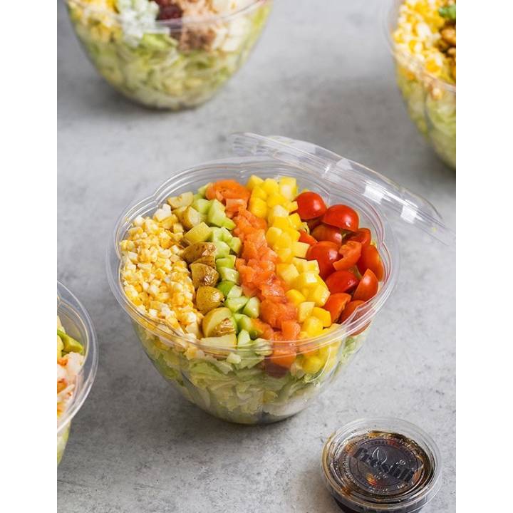 Ensalada noruega al estilo “chopped” de lechuga, salmón, huevo, pepino, mango, patata, rúcula, cherry y vinagreta balsámica