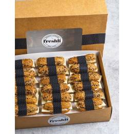 Box de 18 unidades de flautas crujientes hechas con pan burbuja de cereales con tomate, queso Manchego y aceite de oliva virgen.