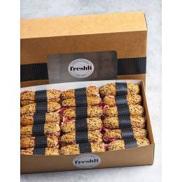 Box de 18 unidades de flautas crujientes hechas con pan burbuja de cereales con tomate, jamón ibérico y aceite de oliva virgen.