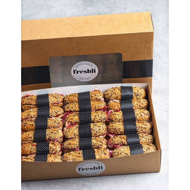 Box de 18 unidades de flautas crujientes hechas con pan burbuja de cereales con tomate, jamón ibérico y aceite de oliva virgen.