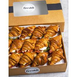 Box de 15 unidades de mini croissants rellenos de jamón ibérico, queso cheddar, lechuga iceberg y tomate en rodajas.