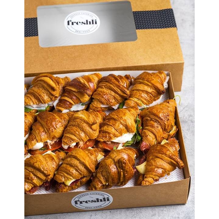 Box de 15 unidades de mini croissants rellenos de jamón ibérico, queso cheddar, lechuga iceberg y tomate en rodajas.