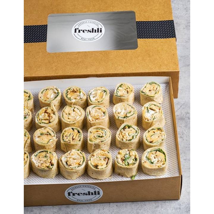 Box de 24 unidades de wrap roll César: pollo adobado, parmesano, rúcula y salsa César