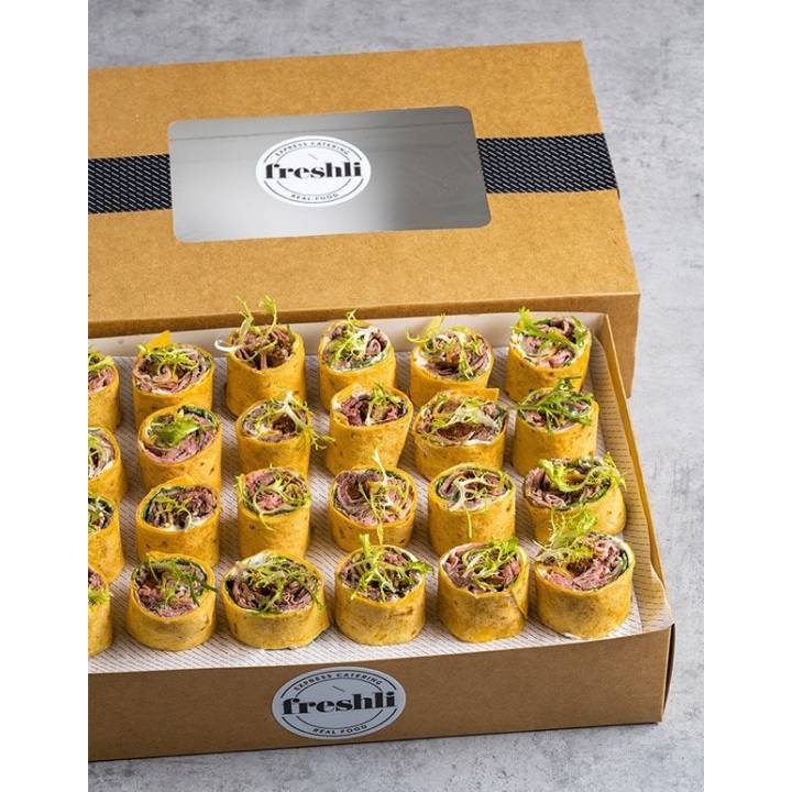 Box de 24 unidades de wrap roll de ternera picante: ternera asada, rábano picante, tomate confitado