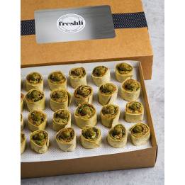 Box de 24 unidades de mini wrap roll de caviar de berenjena, falafel y rúcula  en pan blanco.