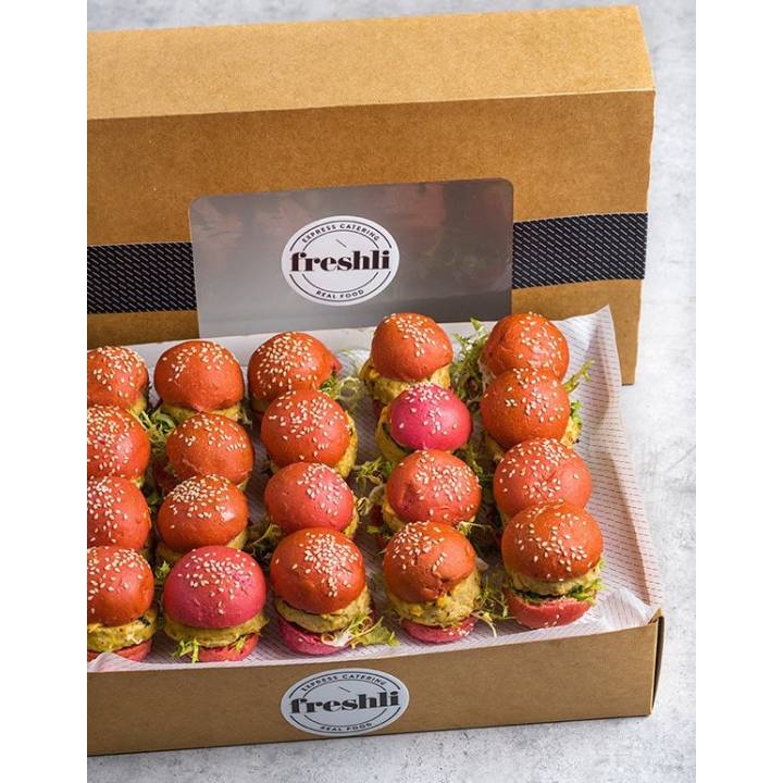 Box de 20 unidades de mini burgers de pollo con brotes de espinacas en pan de espinacas.