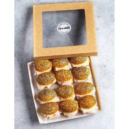 Box de 12 unidades de mini brioches de pechuga de pavo loncheada y quedo Edam. Pan tierno navette con semillas de sésamo