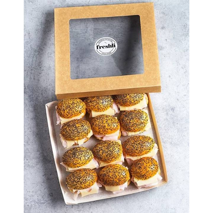 Box de 12 unidades de mini brioches de pechuga de pavo loncheada y quedo Edam. Pan tierno navette con semillas de sésamo
