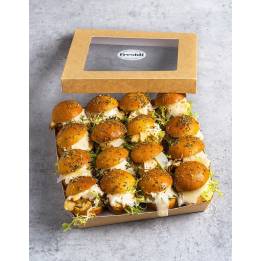 Box de 16 unidades de mini focaccia de pollo al horno con trufa y mango, tomate cherry rojo, rúcula, salsa pesto.