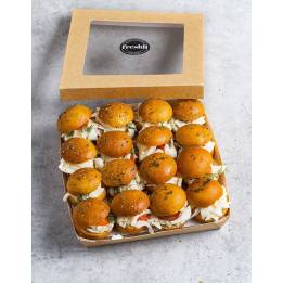 Box de 16 unidades de mini focaccia vegetal con huevo cocido, tomate, lechuga iceberg y mayonesa.