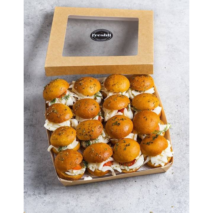 Box de 16 unidades de mini focaccia vegetal con huevo cocido, tomate, lechuga iceberg y mayonesa.