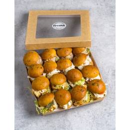 Box de 16 unidades de mini focaccias variadas: pollo trufado, vegetal y ensalada de atún.