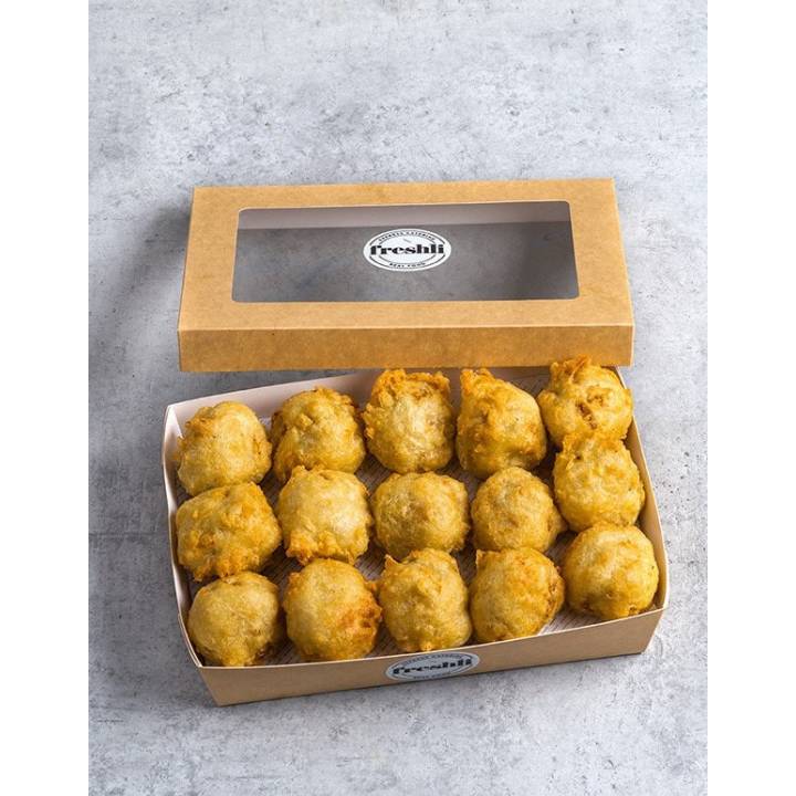 Box de 15 unidades de buñuelos crujientes y cremosos de bacalao.
