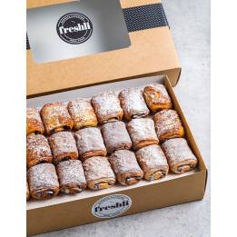 Box de 21 unidades de mini napolitanas rellenas de chocolate y cubiertas con azúcar glas.