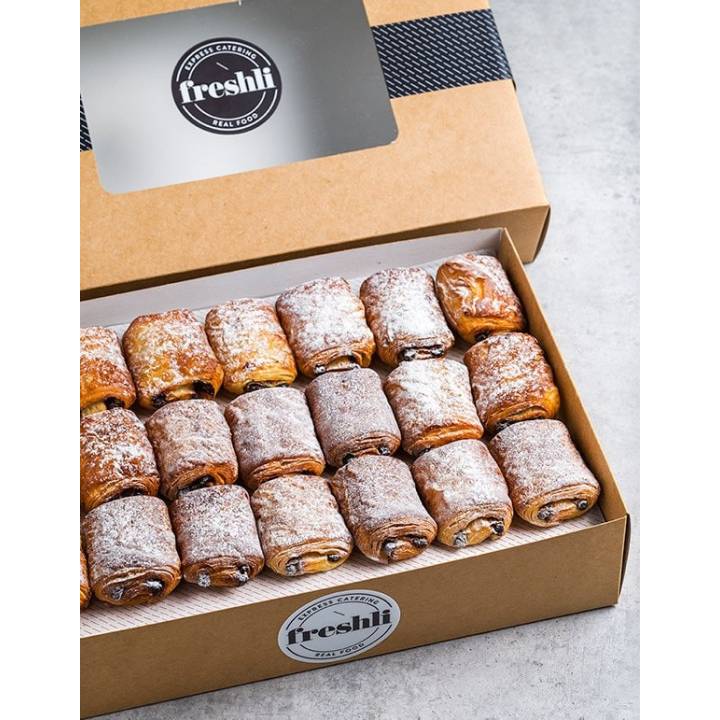 Box de 21 unidades de mini napolitanas rellenas de chocolate y cubiertas con azúcar glas.