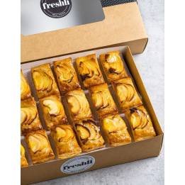 Box de 18 unidades de mini hojaldres de manzana cubiertos con una fina base de gelatina.