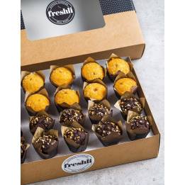 Box de 20 unidades de mini muffins variados: diez muffins de chocolate y diez muffins rellenos de frutos rojos.