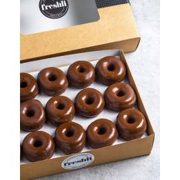 Box de 16 unidades de mini donuts cubiertos con una fina y crujiente capa de chocolate.