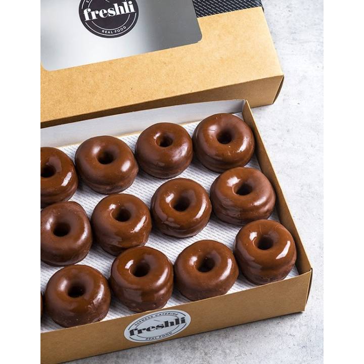 Box de 16 unidades de mini donuts cubiertos con una fina y crujiente capa de chocolate.