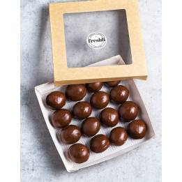 Box de 16 unidades de Pop Dots tiernos y esponjosos cubiertos de una fina y crujiente capa de chocolate.