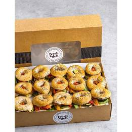 Box de 15 unidades de mini bagels con verduras asadas y hummus de garbanzos