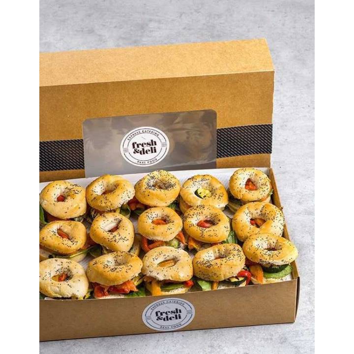 Box de 15 unidades de mini bagels con verduras asadas y hummus de garbanzos