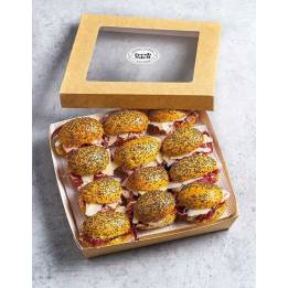 Box de 12 unidades de mini brioches de pan tierno navette con semillas de amapola, con jamón ibérico y queso parmesano