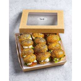 Box de 12 unidades de mini brioches con tomate, perlas de queso mozzarella, rúcula y mayonesa.
