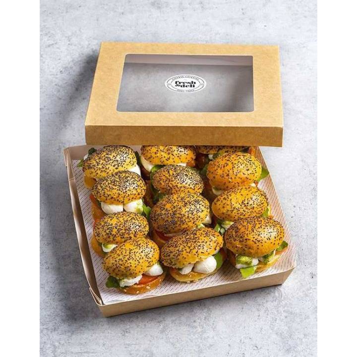 Box de 12 unidades de mini brioches con tomate, perlas de queso mozzarella, rúcula y mayonesa.
