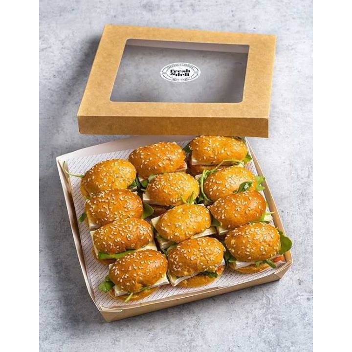 Box de 12 unidades de mini brioches hecho con pan tierno navette con semillas de sésamo, sobrasada y queso brie